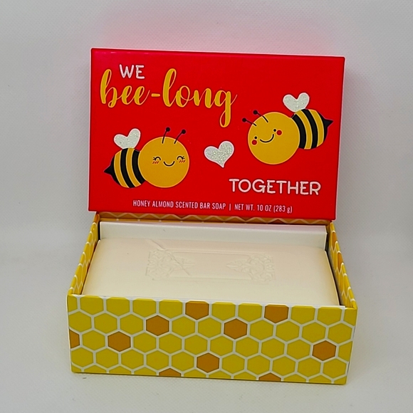 "We bee-long together" Honey Almond Scented Soap 283gr - Picture 1 of 3